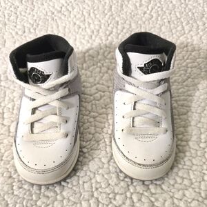Toddler Air Jordan Retro 2 Sneakers - White and Gray size 6C